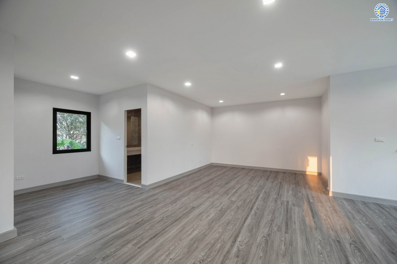 บ้านมือสองตกแต่งใหม่ โครงการ กฤษดานคร20 ปิ่นเกล้า-บรมราชชนนี เนื้อที่ 118 ตร.ว. พื้นที่ใช้สอย 612.6 ตร.ม. พร้อมฟังก์ชันจัดเต็ม 4 ห้องนอน 4 ห้องน้ำ 1 ห้องแม่บ้าน จอดรถได้ 3 คัน บนทำเลเชื่อมต่อเมืองอย่างรวดเร็ว ใกล้ทางคู่ขนานลอยฟ้าบรมราชชนนี ทางด่วน "กาญจนาภิเษก" ม.มหิดล เซ็นทรัลปิ่นเกล้า และตลาดสดธนบุรี